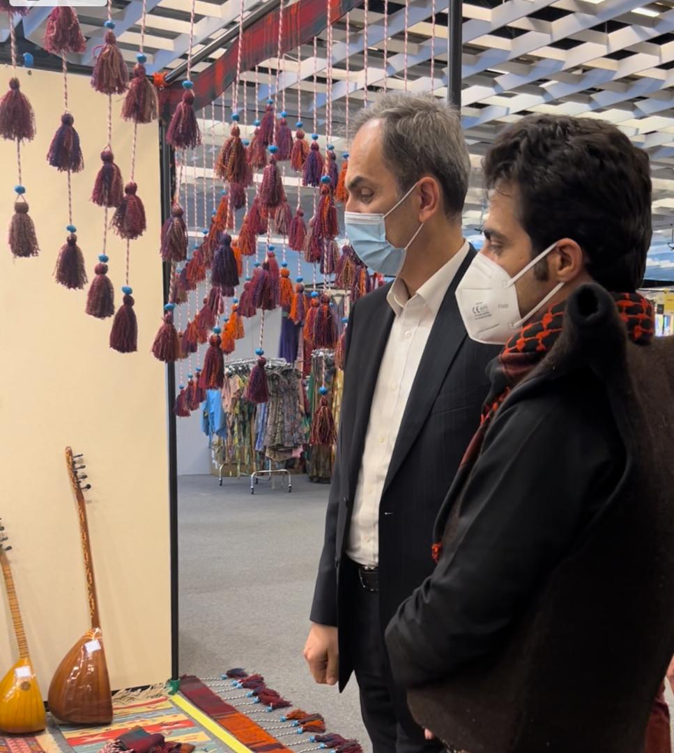 بازدید رایزن فرهنگی جمهوری اسلامی از غرفه خراسان شمالی در نمایشگاه فلورانس ایتالیا